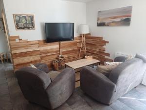 TV a/nebo společenská místnost v ubytování Duplex nature avec piscine, parc et Wi-Fi - FR-1-589-771