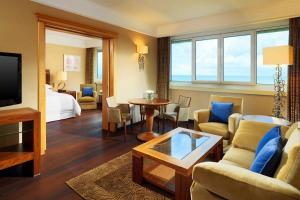克拉布德品斯Sheraton Club des Pins Resort的酒店客房带套房,带起居室