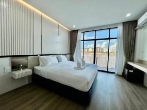金三角View khong Hotel โรงแรมวิวโขง的一间带大床和大窗户的卧室