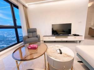 TV a/nebo společenská místnost v ubytování Agile Luxury Suite At TRX KLCC