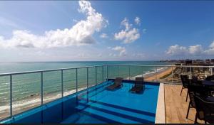 马塞约RN Studio Premium的享有海滩和海洋美景的阳台。