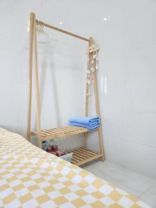 a room with a ladder next to a bed at Biển homestay in Phan Rang–Tháp Chàm