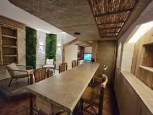 a dining room with a large table and chairs at Silmar Hotel/Motel in Río Blanco