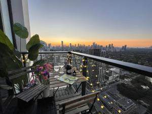 Balkón nebo terasa v ubytování Deluxe Penthouse Two Bedrooms Suites Skyline CN Tower Lakeview DT Toronto