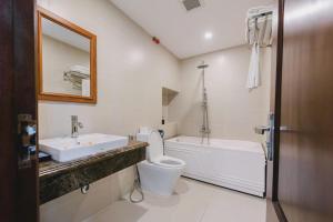 Vannituba majutusasutuses New Century Hotel by An Phat Group
