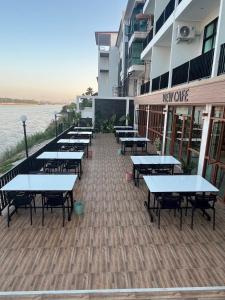 金三角View khong Hotel โรงแรมวิวโขง的建筑物外的一排桌子