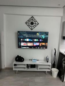 TV o dispositivi per l'intrattenimento presso Modern Shared Studio in Heart of Zamalek