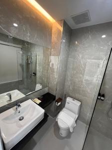 金三角View khong Hotel โรงแรมวิวโขง的配有白色马桶和水槽的浴室
