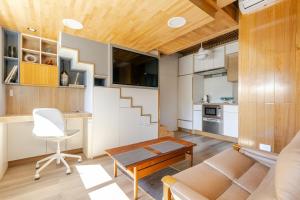 グレネルグにあるCinema Under the Stars, Near Beach, CBD & Airportのソファとテーブルのあるリビングルーム