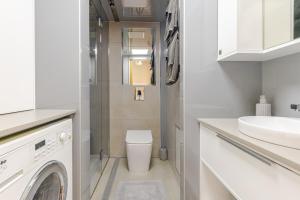 グレネルグにあるCinema Under the Stars, Near Beach, CBD & Airportの白いバスルーム(洗濯機、シンク付) +44枚の写真