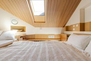 グレネルグにあるCinema Under the Stars, Near Beach, CBD & Airportの天窓付きの大きなベッドのある寝室