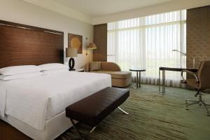 Postel nebo postele na pokoji v ubytování Sheraton Grand Adana