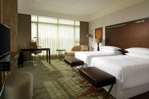 TV a/nebo společenská místnost v ubytování Sheraton Grand Adana
