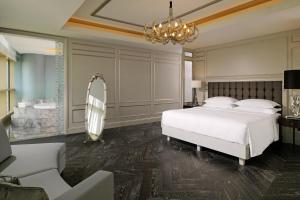 Postel nebo postele na pokoji v ubytování Sheraton Grand Adana