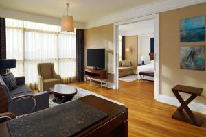 TV a/nebo společenská místnost v ubytování Sheraton Grand Adana