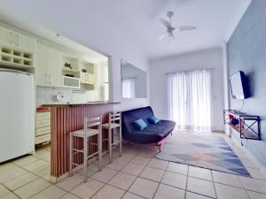 Η κουζίνα ή μικρή κουζίνα στο AP - 1 Dorm - Ar - Piscina - Churrasqueira - Academia - 350 metros Praia