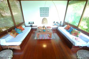 uma sala de estar com dois sofás e uma mesa em Casa Vista al Mar em Morro de São Paulo