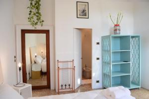 Habitación con armario azul y dormitorio. en B&B Giardino Jappelli (Villa Ca' Minotto), en Rosà