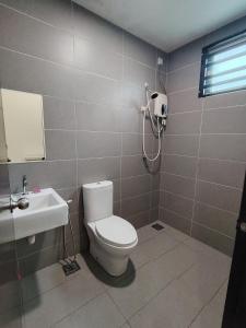 un baño con inodoro y lavabo en dotMy Homestay Kluang 15 pax - NETFLIX - WiFi - Autogate - 4 Rooms - 4 Bathrooms, en Keluang 14 fotos más