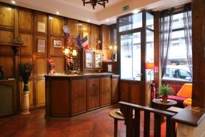 un bar en un restaurante con paredes de madera en Hotel Celtic, en París