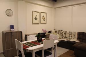 a living room with a table and a couch at Stefanich Aparthotel 2122 in Ciudad del Este