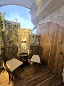 een patio met 2 stoelen, een tafel en een muur bij New York Hotel/Motel in Orizaba