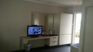 TV a/nebo společenská místnost v ubytování Ringwood Lake Inn