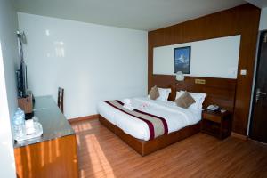 Letto o letti in una camera di Aryatara Kathmandu Hotel
