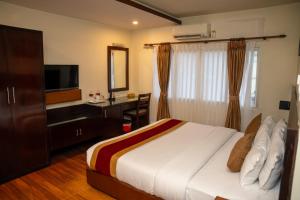 Letto o letti in una camera di Aryatara Kathmandu Hotel