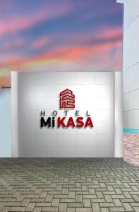 un muro bianco con un cartello Mikasa sopra di Hotel MiKasa a Oliva