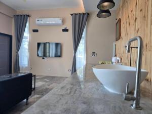 TV a/nebo společenská místnost v ubytování Krin Resort