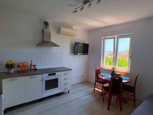 Kuchyňa alebo kuchynka v ubytovaní Villa in Seget