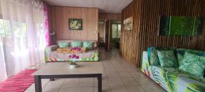 Posezení v ubytování Tauraatini House F4 - PAPEETE