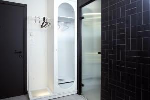 bagno con specchio e doccia in vetro di BoX 27 a Kalamáta Altre 77 foto