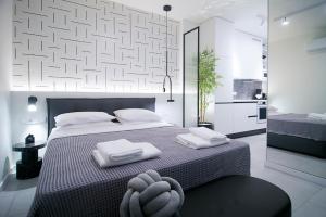 una camera da letto con un letto con due asciugamani sopra di BoX 27 a Kalamáta
