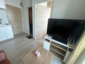 TV a/nebo společenská místnost v ubytování The Grand Jomtien Condo