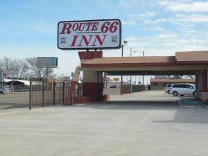 Erregungsschild auf einer Tankstelle in der Unterkunft Route 66 Inn in Amarillo