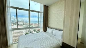 Postel nebo postele na pokoji v ubytování The Grand Jomtien Condo