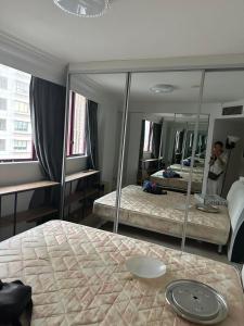 Gallery image of Sydbey cbd darling Harbourne amazing water view Hign level can view Newyear firework north east face hign level luxury two bedrooms in Sydney +6 photos