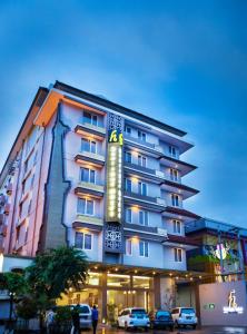 um hotel com um sinal ao lado em H Boutique Hotel Jogjakarta em Yogyakarta