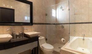 a bathroom with a toilet and a sink and a shower at Refugio Elegante y Equipado en Zona Dorada in Mexicali +8 photos