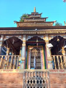 MiānīTSR Inn By Xplore Mantra Hotel and Cafe, Nagtibba的带有大门的建筑物入口