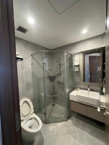 a bathroom with a shower and a toilet and a sink at Căn hộ Homestay riêng tư khu Oceanpark Gia Lâm in Gia Lâm Pho