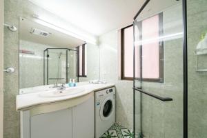 Koupelna v ubytování Nanjing West Road elevator two-bedroom, three-bed apartment close to the subway