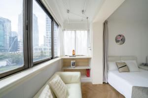 Postel nebo postele na pokoji v ubytování Nanjing West Road elevator two-bedroom, three-bed apartment close to the subway