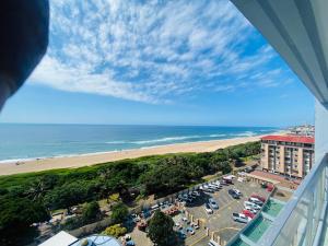 widok na plażę z balkonu apartamentu typu condo w obiekcie Beach Front Holiday Apartment, Stella Maris, Beach Road, Amanzimtoti w mieście Amanzimtoti