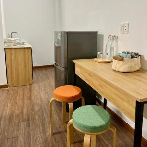 kuchnia z blatem z dwoma stołkami i stołem w obiekcie Anh's House w Ho Chi Minh +54 zdjęcia