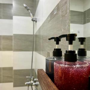 łazienka z dwoma dozownikami mydła na ladzie w obiekcie Anh's House w Ho Chi Minh