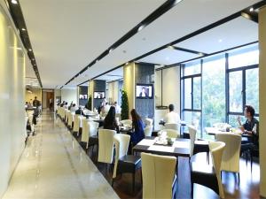広州市にある广州友和酒店Yuwa Hotel-Free Shuttle Bus to Canton Fair Complex DuringCanton Fair Periodのテーブル席のダイニングルーム