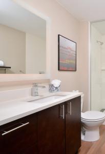 un bagno con lavandino e WC di TownePlace Suites by Marriott Ontario Chino Hills a Chino Hills